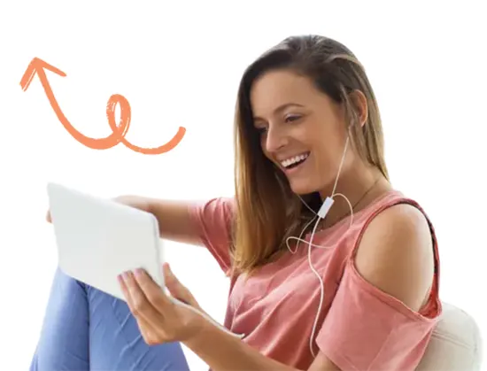 Mujer realizando un curso de formación mediante Moodle