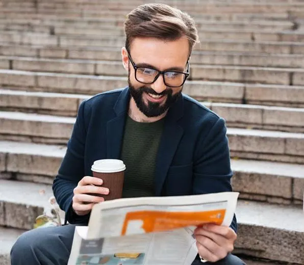 Hombre comprobandola difusión de su libro en un diario — Tregolam