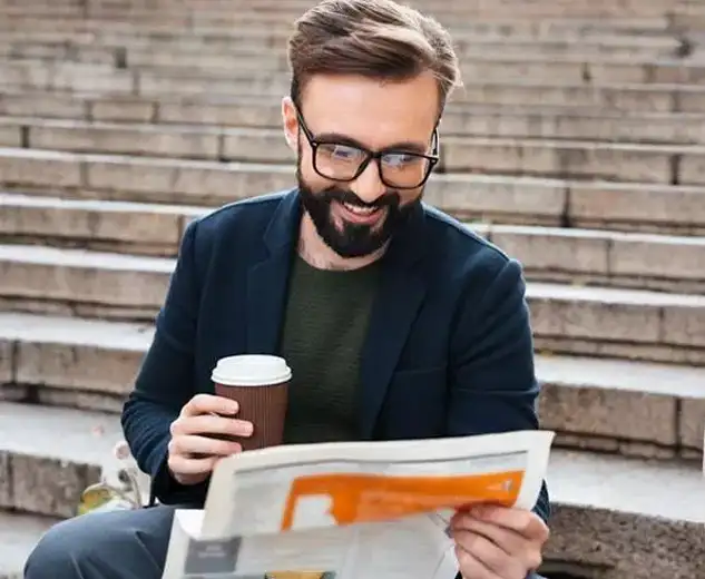 Hombre comprobandola difusión de su libro en un diario — Tregolam